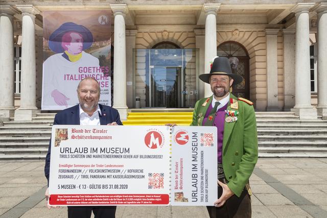 Direktor Peter Assmann. und Landeskommandant Major Thomas Saurer präsentieren das "Schützenticket Urlaub im Museum"! | Foto: BDTS/Die Fotogragen