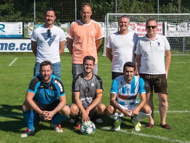 Blitzturnier in Rüstorf: Die Kapitäne (vorne v.l.) Andreas Schoberleitner (ASV), Bernhard Hofmann (ATSV) & Michael Sammer (SCS) mit Funktionären.