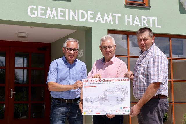 Bgm. Hermann Grassl (Mitte) freut sich mit Vzbgm. Josef Radl (r.) und Gemeindekassier Anton Peheim über den Erfolg.