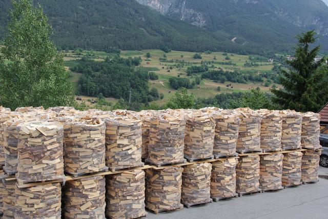Auch ofenfertiges Brennholz kann bei der Abler GmbH bestellt werden. | Foto: Abler