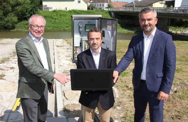Freischaltung des Hochwasserprognosesystems: Niederösterreichs LH-Stellvertreter Stephan Pernkopf, Franz Higer (Hydrologie Niederösterreich) und LR Heinrich Dorner