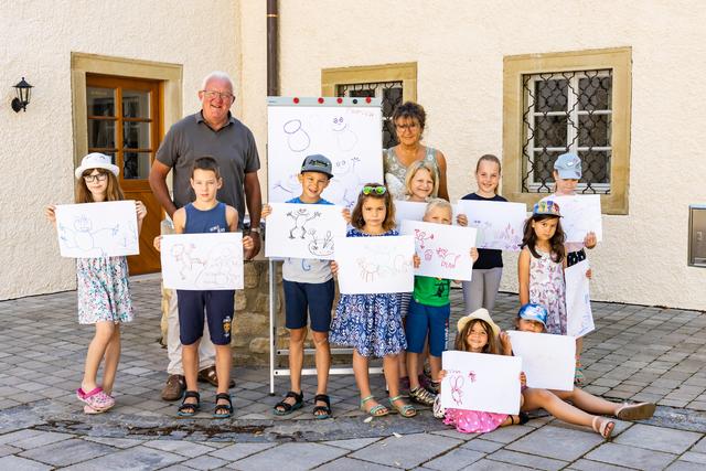 Bürgermeister Richard Schober bei der ersten von elf Ferienspiel-Stationen im heurigen Sommer. Hier zeigte Hermi Drisa, wie man ganz einfach lustige Tiere zeichnen kann.