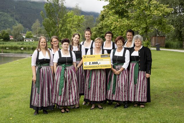 Diese Mitglieder der Bäuerinnen Uttendorf ergriffen während die Initiative und nähten fleißig Schutzmasken. Die damit gesammelten Spenden kommen der Kinderkrebshilfe zu Gute.