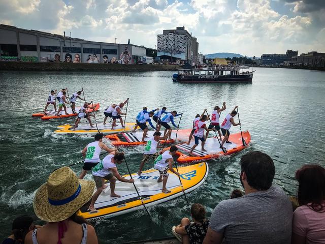 Wettkämpfe auf XXL-Stand-up-Paddle-Boards wie bei den Linzer Bubbledays sind äußerst beliebt, auch bei kleineren Events und als Teambuilding-Maßnahme.