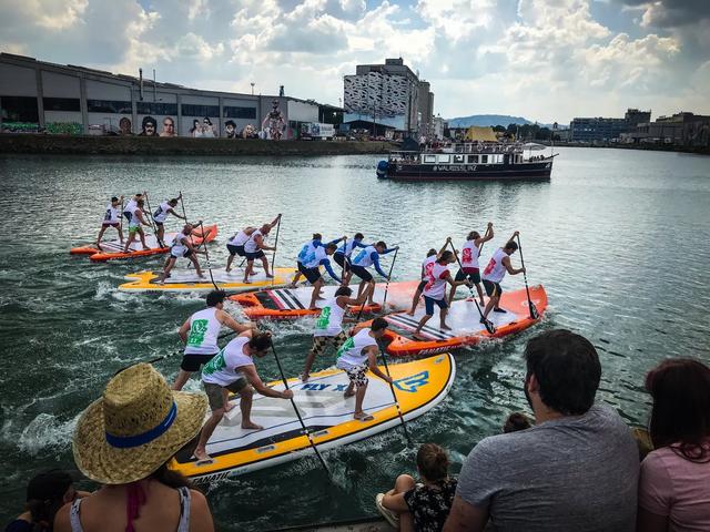 Wettkämpfe auf XXL-Stand-up-Paddle-Boards wie bei den Linzer Bubbledays sind äußerst beliebt, auch bei kleineren Events und als Teambuilding-Maßnahme.  | Foto: Bubbledays