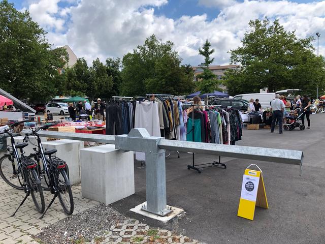 Flohmarkt hinter dem Parkhotel: eine Tafel weist auf das Thema Abstand halten hin.