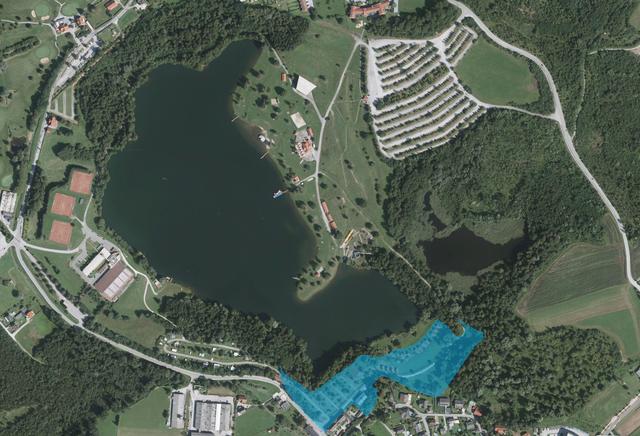 Die straffierten Linien bezeichnen das Areal am Pibersteinersee, das Thomas Tonweber mit Wohnungen verbauen will.