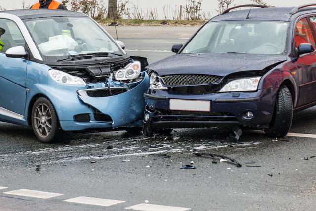 An der Kreuzung zur Engelbach Landesstraße krachte ein 50-Jähriger mit seinem Pritschenwagen in den Pkw einer 86-Jährigen.  | Foto: benjaminnolte/Fotolia com