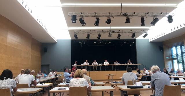 Der Gemeinderat in Braunau: Bei der Sitzung am 9. Juli wurde heftigt zum Thema "Erweiterung des Industrieparks Braunau-Neukirchen" diskutiert. | Foto: Höllbacher