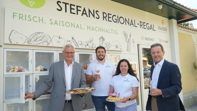 Thomas Steiner, Bürgermeister Eisenstadt; Stefan und Réka Kaiser; Nikolaus Berlakovich, Präsident der Burgenländischen Landwirtschaftskammer (v.l.n.r.) | Foto: Kaiser/Weingut Magdalenenhof