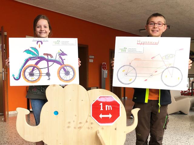 Im Bezirk Kitzbühel kommen Platz eins und zwei beim Crazy Bike Malwettbewerb aus Kirchberg: Daniel Hetzenauer und Juliane Satherley freuen sich über Gutscheine von Klimabündnis Tirol. | Foto: VS Kirchberg