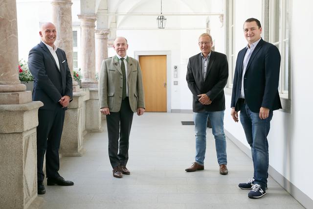 Gregor Dietachmayr (Pöttinger), Landesrat Max Hiegelsberger (ÖVP), Markt- und Meinungsforscher Werner Beutelmeyer und Florian Hippesroither (Gourmetfein). | Foto: Land OÖ