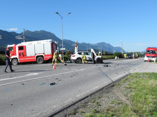 Am Donnerstag, den 9. Juli kam es auf der Bundesstraße in Radfeld zu einem Autounfall mit drei verletzten Personen. Die Fahrzeuge wurden bei dem Zusammenstoß schwer beschädigt.  | Foto: ZOOM.Tirol