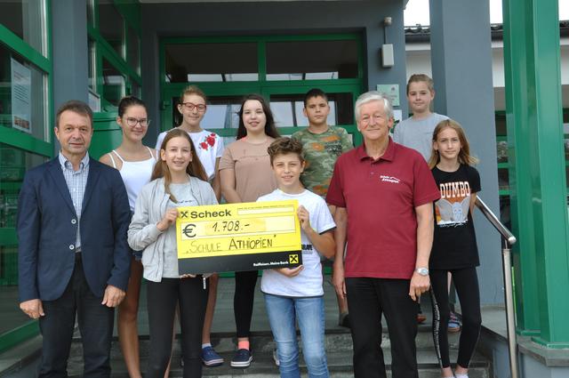 1.708 Euro sind bei der Sammlung an der NMS Gleinstätten für "Schule Äthiopien" zusammengekommen, sehr zur Freude von Peter Krasser. | Foto: KK