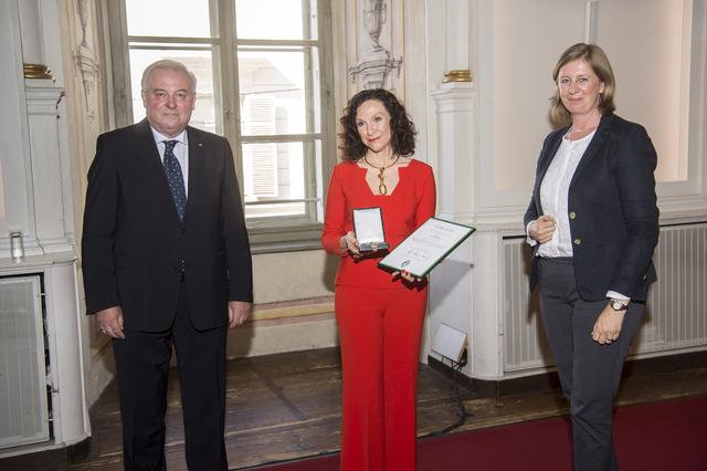 Ilse Weber bekam das Ehrenzeichen des Landes Steiremark für Wissenschaft, Forschung und Kunst von LH Hermann Schützenhöfer und LR Barbara Eibinger-Miedl überreicht. | Foto: Land Steiermark/Foto Fischer