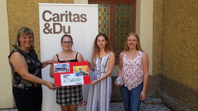 Sarah Horvath-Hackl, Viktoria Seidl und Michelle Lackner übergaben Sabine Spari in Voitsberg die Spende.