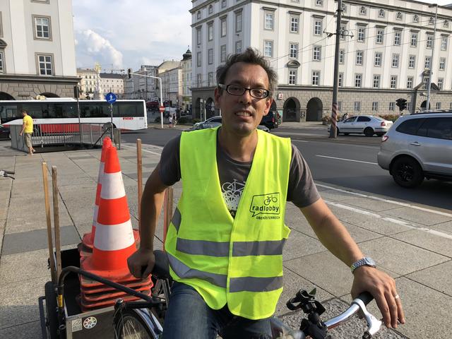 Sprecher Mirko Javurek mit den Resten des Pop-up-Radwegs auf seinem Lastenrad. | Foto: BRS/Diabl
