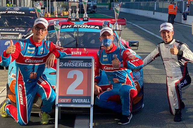 Freude über Rang zwei bei Klaus Bachler (rechts) und seine Teamkollegen Steffen Görig (Mitte) und Stefan Aust beim 12-Stunden-Rennen anlässlich der 24 Stunden-Series Europe in Monza.