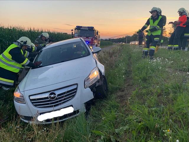 Die Feuerwehr Jabing barg einen Pkw aus dem Straßengraben.