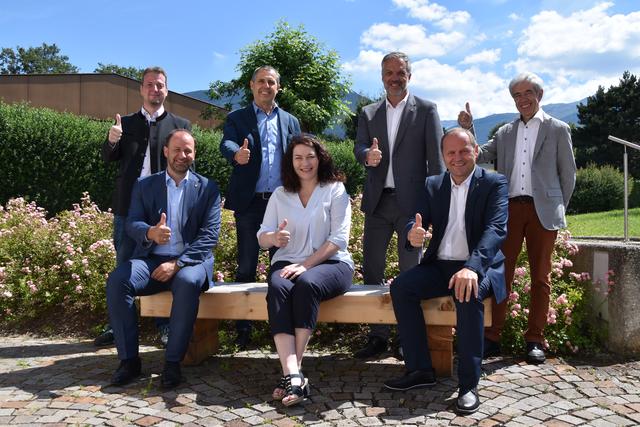 Freuen sich über den eingeschlagenen Weg, vorne sitzend v.l.: Bgm. Daniel Stern, LH-Stv. Ingrid Felipe und LH-Stv. Josef Geisler; hinten stehend v.l.: Energieberater Patrick Hörhager von Synotec Energie, Bruno Oberhuber von Energie Tirol, Talmanager Roland Zankl und PV-Chef Bgm. Hermann Steixner