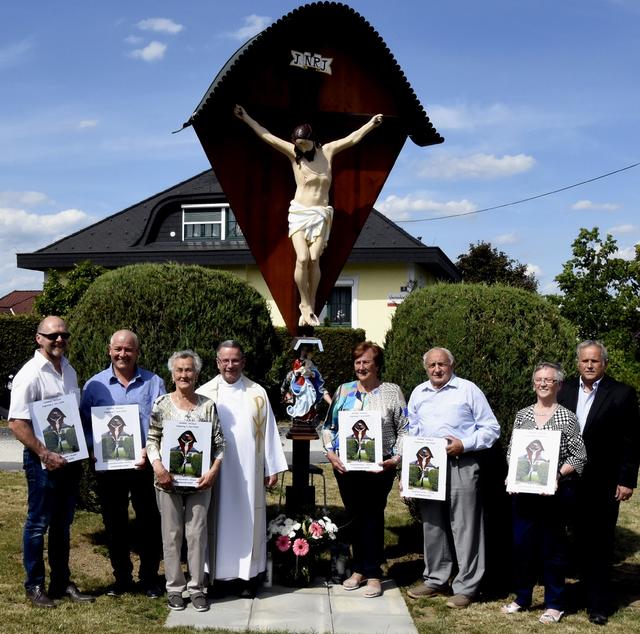 Bei der Segnung: Wirtschaftsbundobmann Rudolf Fabsits, Malermeister Walter Krammer, Kustodin Irene Sifkovits, Pfarrer i. R. Manfred Grandits, Kustodin Johanna Kirisits, Tischlermeister i. R. Franz Grandits, Mesnerin Christa Wagner, Bürgermeister Andreas Grandits (von links). | Foto: Gemeinde Stinatz