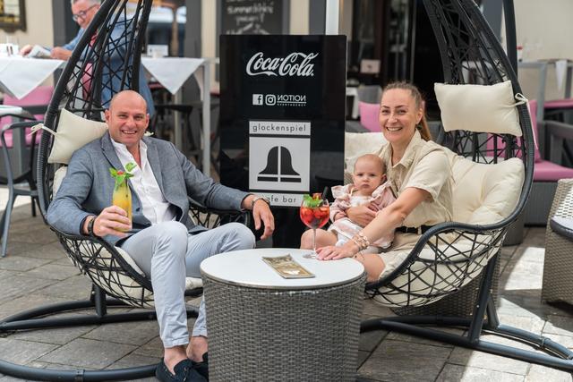 Josef "Seppi" Winkler testete mit seiner Familie die neuen Möbel im Glockenspiel-Gastgarten. | Foto: Ripix