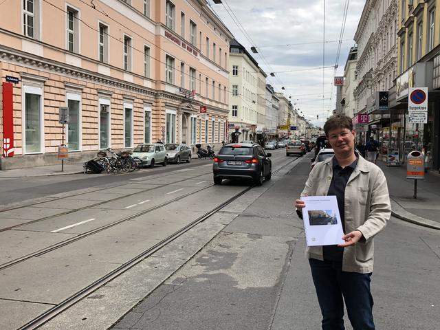 Barbara Obermaier von den Grünen Ottakring mit der Studie zur Machbarkeit einer Begegnungszone auf der Thaliastraße.