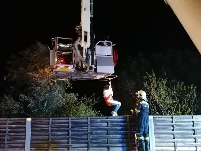 Die Jugendlichen konnten mittels Seilwinde unverletzt geborgen werden.