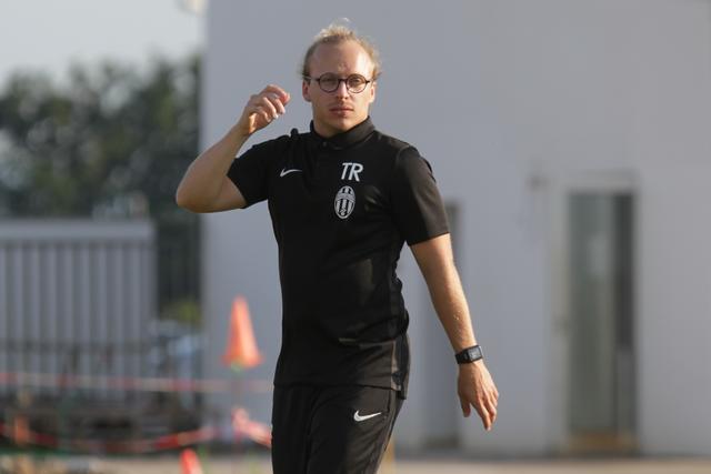 Er ging als Sieger vom Rasen der abd-Arena: Schwertberg-Coach Matthias Lindtner mit New-Look.