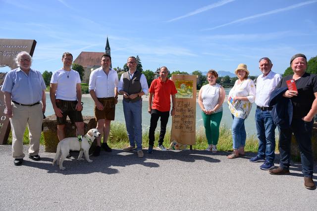 Friedenswegeröffnung: Station Kohr-Denkmal Oberndorf. Im Bild von links: der Initiator des Friedensweges, Josef A. Standl, Pastoralassistent Hannes Lettner, Tourismusverbandsgeschäftsführer Clemens Konrad, Bürgermeister Georg Djundja (beide Oberndorf), Bürgermeister Hans Feil, Laufen, Bürgermeisterin Andrea Pabinger, Patricia Outland (beide Lamprechtshausen), Bürgermeister Werner Fritz, Göming, Kulturamtsleiter Stefan Feiler,(Laufen).  | Foto: Stadt Oberndorf/Hermeter