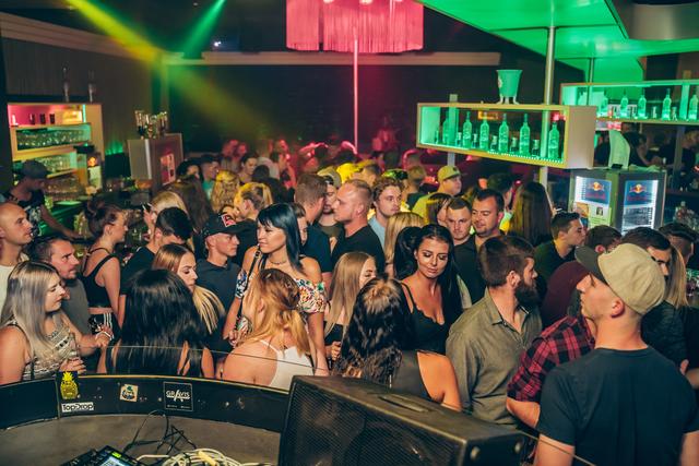 Nachtschwärmer werden wohl noch länger auf einen Clubbesuch verzichten müssen.