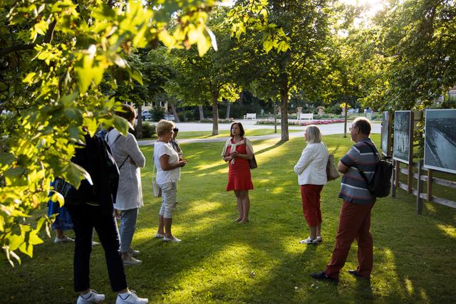Fremdenführerin Christine Triebnig-Löffler (in Rot) führt wieder durch den La Gacilly-Fotoparcours. Auch hier muss Corona-Abstand gehalten werden - und es braucht eine laute Stimme und gute Ohren... | Foto: Cedric Kollerics/psb
