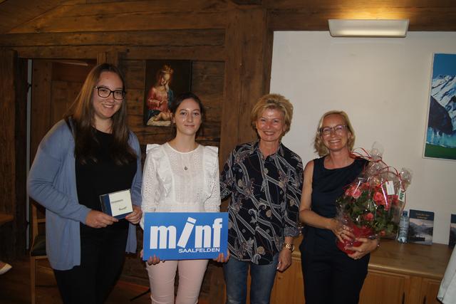Anna Seidl, Sophie Ludwig und Prof. Margarethe Streitwieser von der HBLW Saalfelden überreichen Susanne Huber eine Hörbuch-CD, die sie im Medieninformatik-Unterricht produziert haben. Foto: Robert Kalss