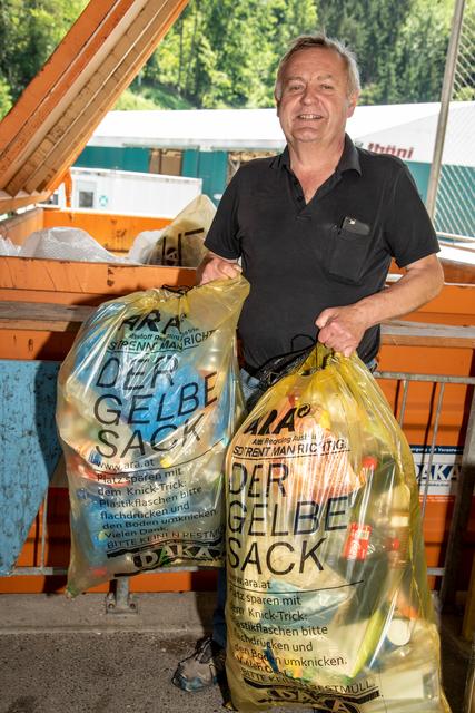 „Der Irrglaube, dass alles, was aus Plastik ist, in den Gelben Sack gehört, ist leider weit verbreitet“, sagt Manfred Zöttl, Geschäftsführer des Abfallentsorgungsverbands Kufstein und Leiter des Kufsteiner Recyclinghofes. | Foto: Stadtwerke Kufstein