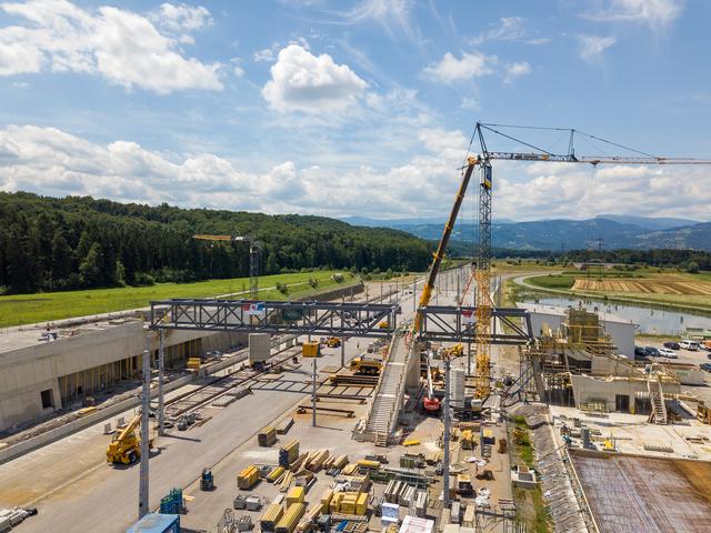 Spektakuläre Bilder am Bahnhof Weststeiermark in Groß St. Florian: Der rund 113 Tonnen schwere Personensteg wurde von einem 350-Tonnen-Mobilkran erfolgreich eingehoben. | Foto: ÖBB/Zenz