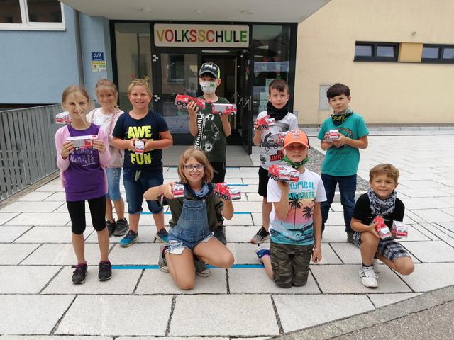 Die Kinder präsentieren stolz ihre gebastelten Autos. | Foto: VS Kirchdorf-Mühlheim