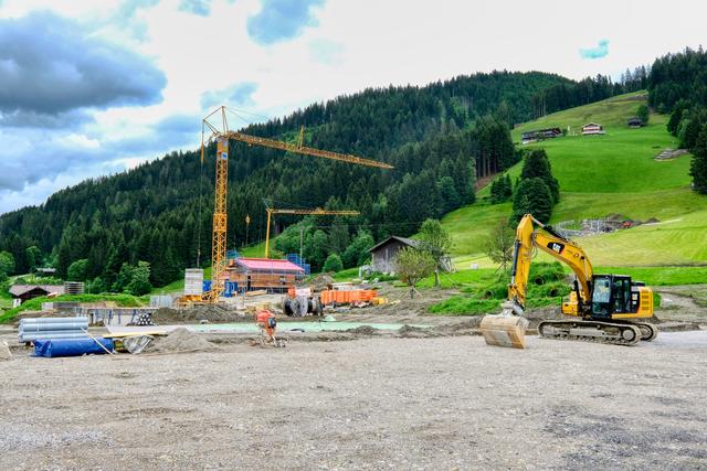 Derzeit arbeitet man bei der Großbaustelle am "Riedlhang" in Oberau auf Hochtouren.  | Foto: TVB Wildschönau