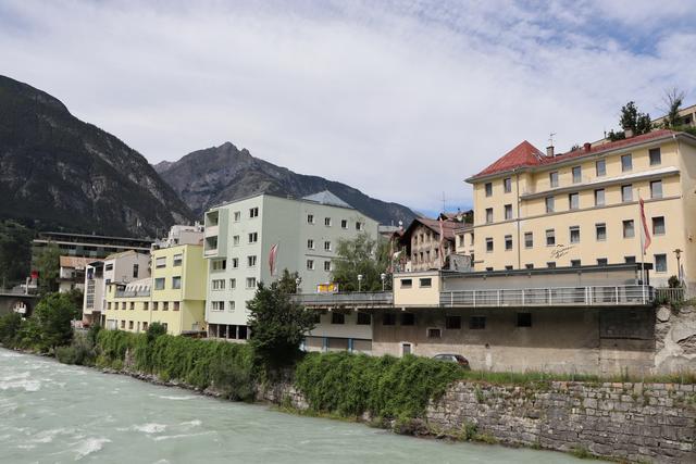 Das Grundstück des Hotels Schwarzer Adler und die dazugehörigen gegenüberliegenden Parkflächen wären laut SPÖ Fraktion von hohem strategischem Wert für die Stadt.