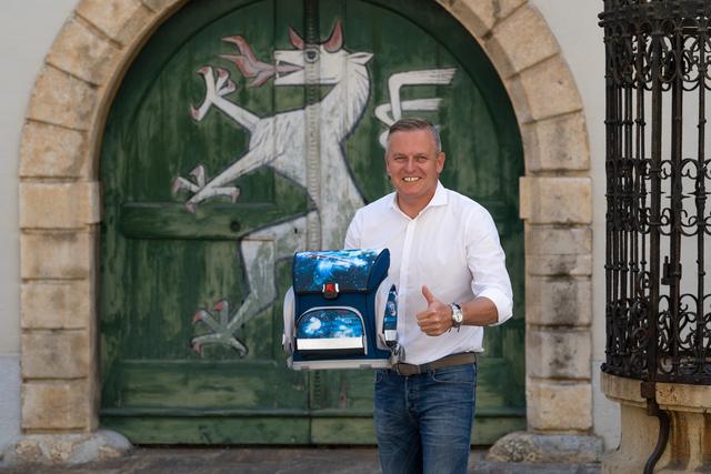 Klubobmann Mario Kunasek zeigt eine der gesponserten Schultaschen.