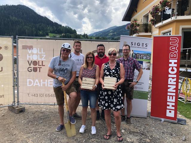 Die neuen Eigentümer beim Spatenstich zur neuen Wohnanlage am Zimmerberg in Bischofshofen. | Foto: Siges Massivholzbau