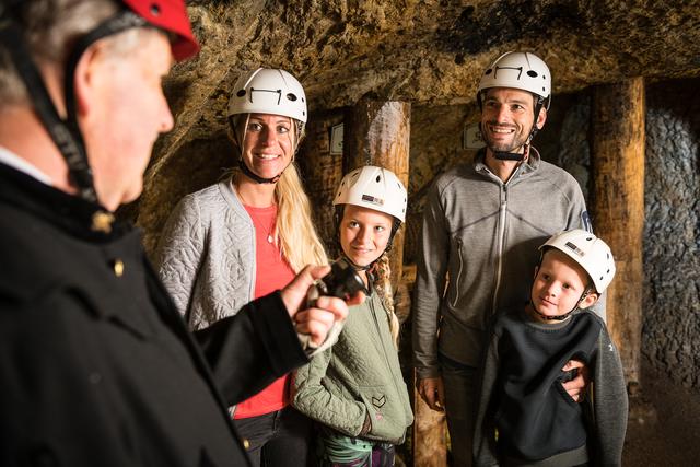 Bei Führungen erfahren Besucher mehr über die Arbeit das Schaubergwerk Leogang, die Arbeit der Bergknappen und die Geschichte des Bergbaus.  | Foto: Foto Bauer