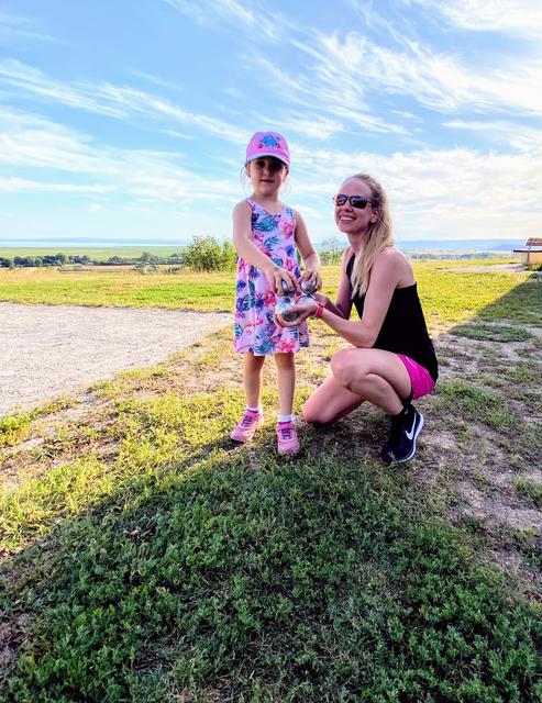 Lilli Yanakiev und ihre Mama Silvi mit den Boule Kugeln
