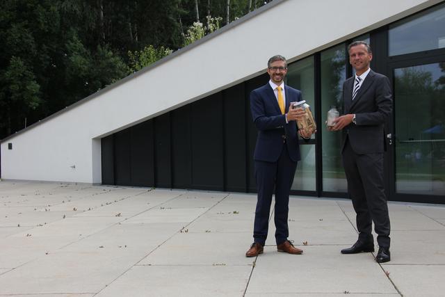 Arnulf Penker (Fundermax) und Bernhard Auer (Alpacem) | Foto: Fundermax