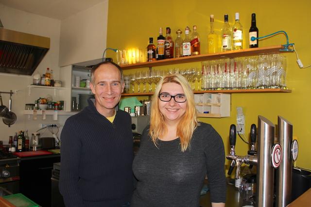 Sprecher des Volkertmarkts, Georg Holzer (l.) betreibt mit Neli Tranculov das Café Nelke.