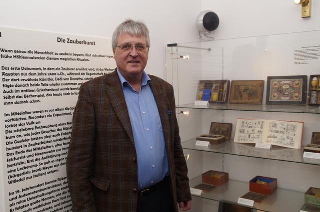 Vor seinen Prunkstücken aus dem 19. Jahrhundert steht Museumsgründer Manfred Klaghofer.