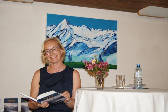 Susanne Huber präsentierte im historischen Rahmen des Meixnerhauses in Kaprun ihren Roman „Und der See schweigt“.    Foto: Robert Kalss