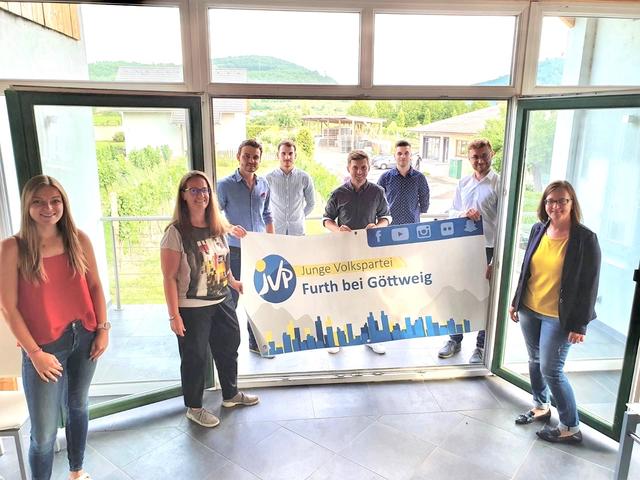 JVP NÖ Ortsgruppe in Furth bei Göttweig gegründet: Landesgschäftsführerin Melanie Schneider, Bürgermeisterin Gudrun Berger, Kassier Philipp Hacker, Obmann-Stellvertreter Andreas Menhart, Obmann Lorenz Strohmayer, Schriftführer Christoph Leuthner, Bezirksobmann Patrick Mitmasser, Parteiobfrau Heidi Kroker
