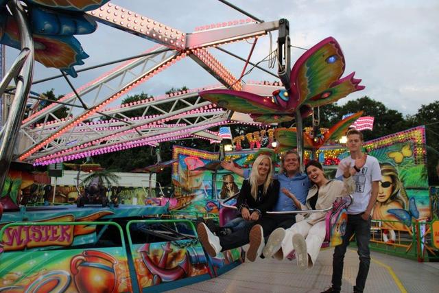 Die Familie Riedl im Böhmischen Prater auf dem Twister. | Foto: Riedl