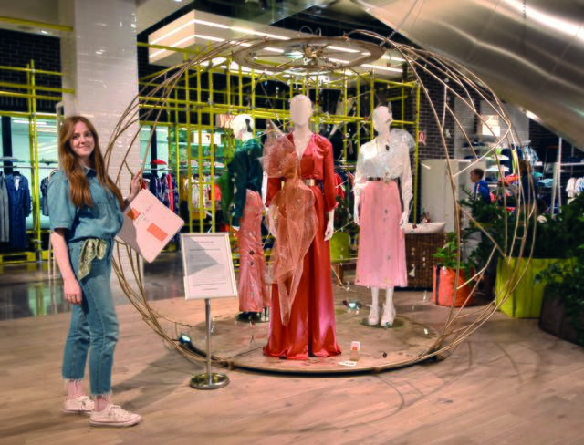 Die Schülerin Anna Gangl mit ihrer Visual Merchandising Installation bei Kleider Bauer in der Shopping Arena.