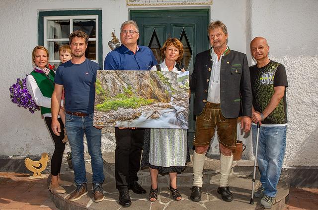Der Seebensteiner Naturfotograf Walter Filler bedankt sich mit einem Bild bei seiner Gastfamilie: von links nach rechts: Michaela Ebner, Florian Huber jr., Walter Filler, Marianne Huber, Florian Huber sen. und Gerald Vaclav.